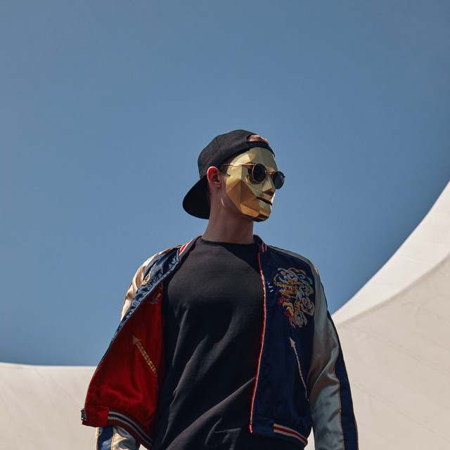 Satin Jackets: Pop artist