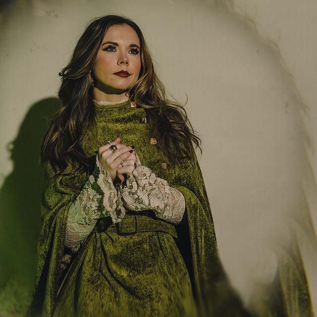 Sierra Hull: Country and Folk artist